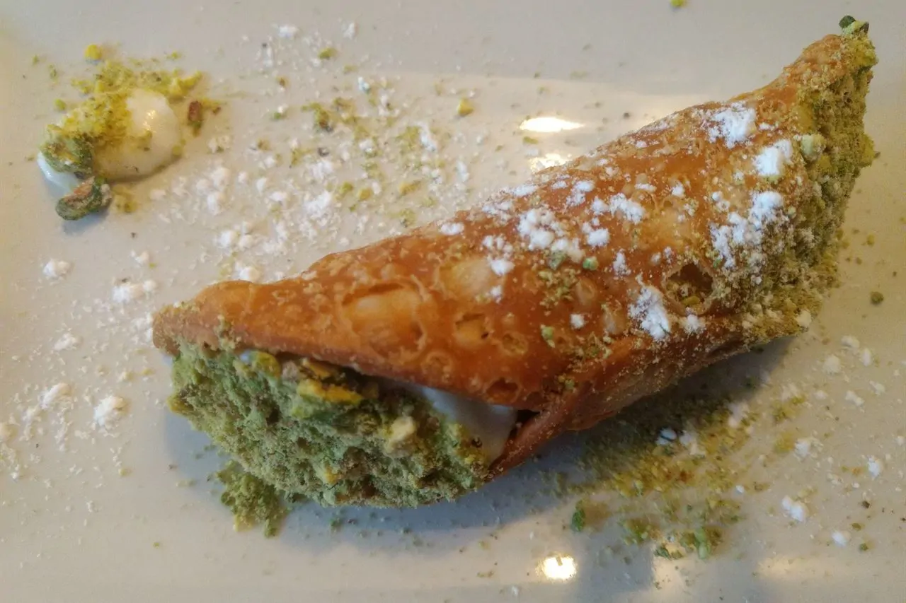 Un cannolo al pistacchio: la cialda si riempie al momento, mai prima