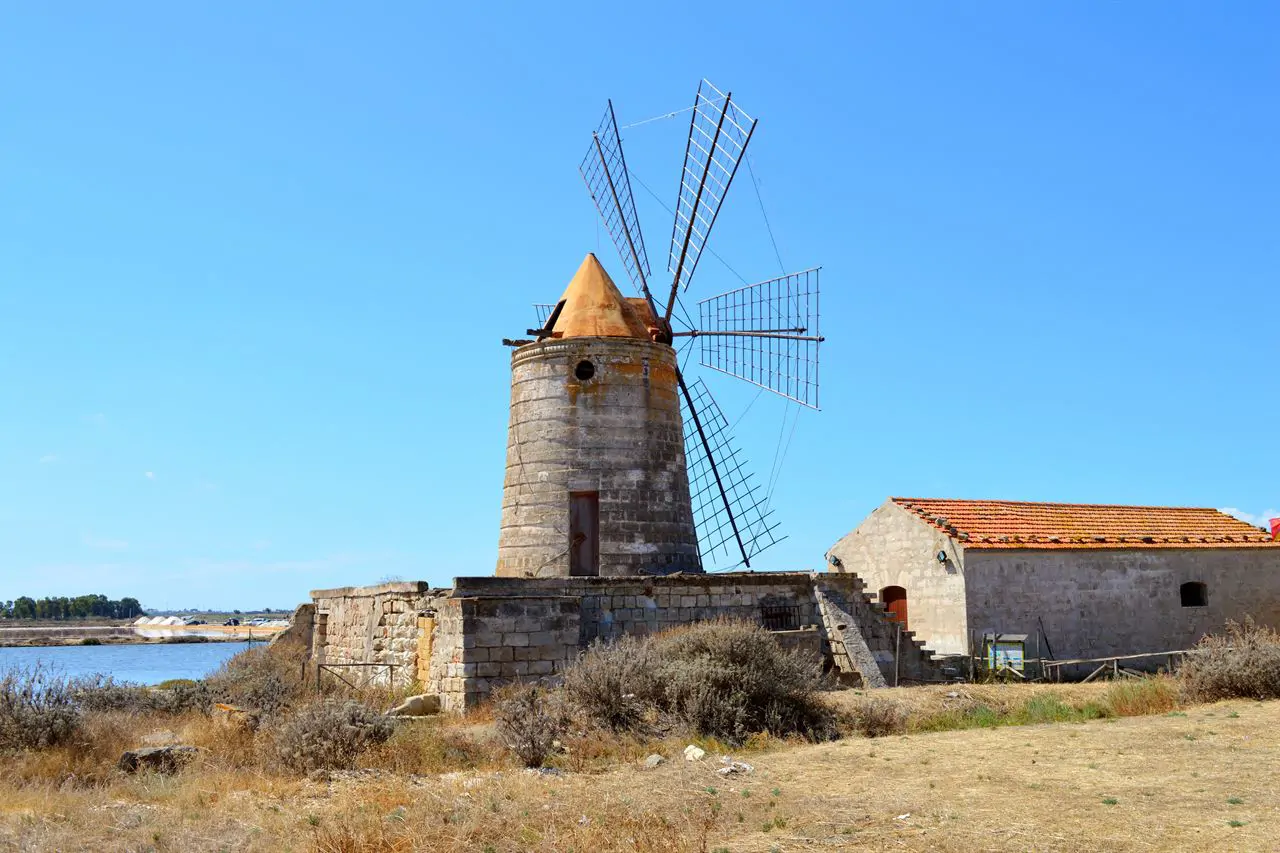 Eine Mühle in den Salinen zwischen Trapani und Marsala